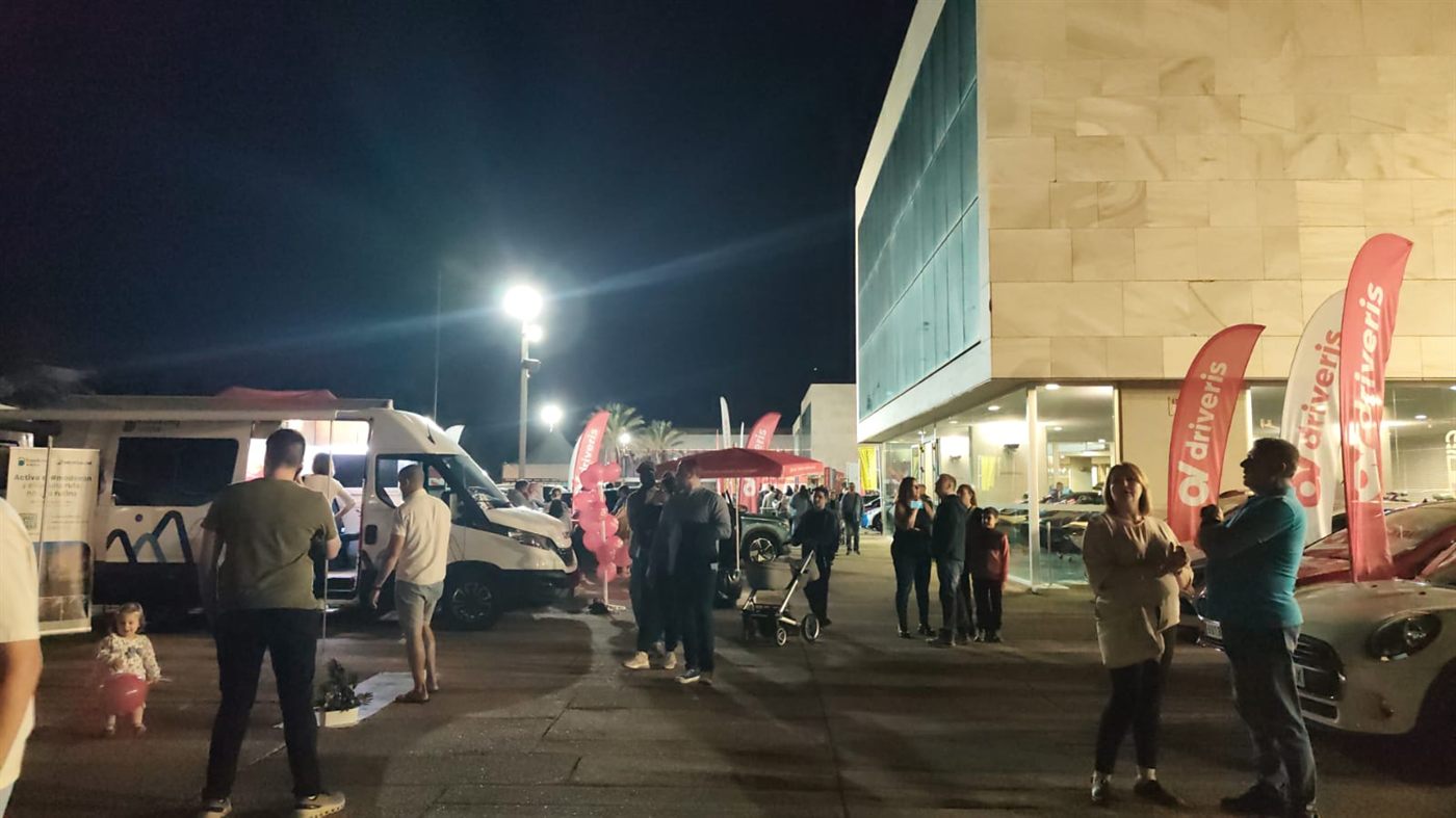 Stand — November Car Noche