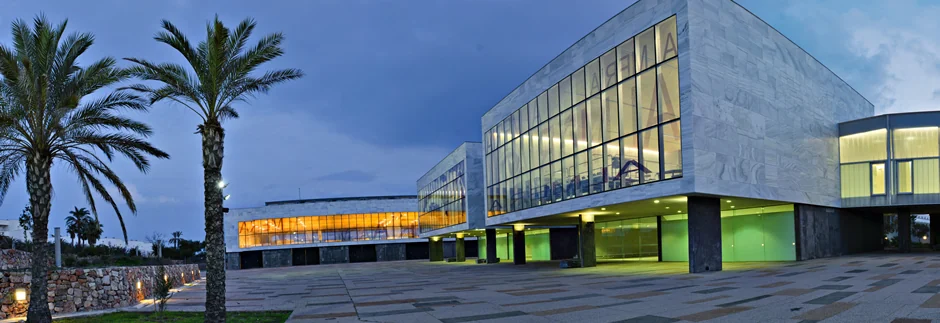 Palacio de Exposiciones y Congresos Cabo de Gata al anochecer