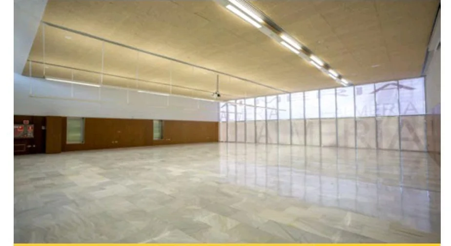 Salón Nueva Almería vacío